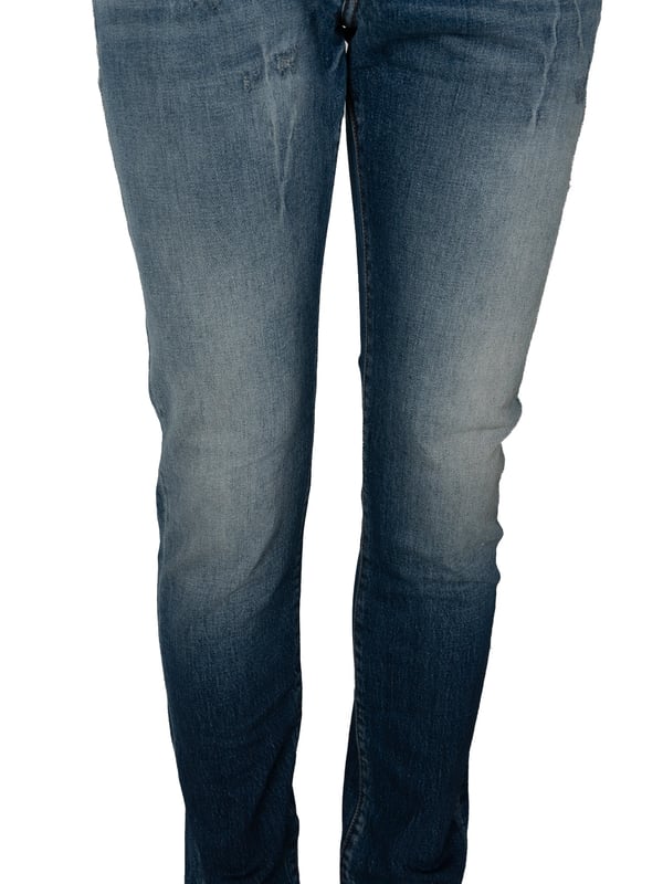 Diesel Vaqueros D-Strukt de mujer azul Con cierre de cremallera, estos pantalones ofrecen no solo comodidad, sino también un aspecto estiloso que se ajusta a cualquier situación, desde encuentros casuales hasta ocasiones más formales.
El corte ajustado resalta la figura, proporcionando al mismo tiempo libertad de movimiento, lo que hace que estos pantalones sean la elección perfecta para quienes valoran la moda y el confort.
Con una cintura media, estos pantalones se ajustan perfectamente a las tendencias actuales, garantizando comodidad durante todo el día, sin importar lo que depare.
Con tres bolsillos en la parte delantera y dos en la trasera, ofrecen una solución práctica para guardar los objetos esenciales como llaves o teléfono, siempre al alcance de la mano.
Con numerosos desgastes en las piernas, estos pantalones añaden un toque de carácter rockero y estilo moderno a cualquier atuendo, dándole un expresión única.
Hechos de tela de alta calidad, estos pantalones no solo son duraderos y resistentes al desgaste diario, sino que también son agradables al tacto, lo que te hará querer usarlos todos los días.