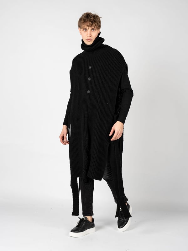 La Haine Inside Us Ponczo Funk de mujer negro Estilo suelto
Con un cuello alto
Atado en los lados
Con botones decorativos en el frente
Bajo deshilachado
Hecho con una tela de alta calidad con un toque de lana
Producido en Italia