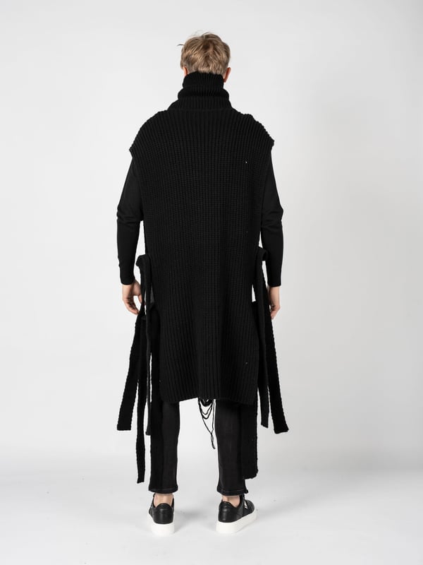 La Haine Inside Us Ponczo Funk de mujer negro Estilo suelto
Con un cuello alto
Atado en los lados
Con botones decorativos en el frente
Bajo deshilachado
Hecho con una tela de alta calidad con un toque de lana
Producido en Italia