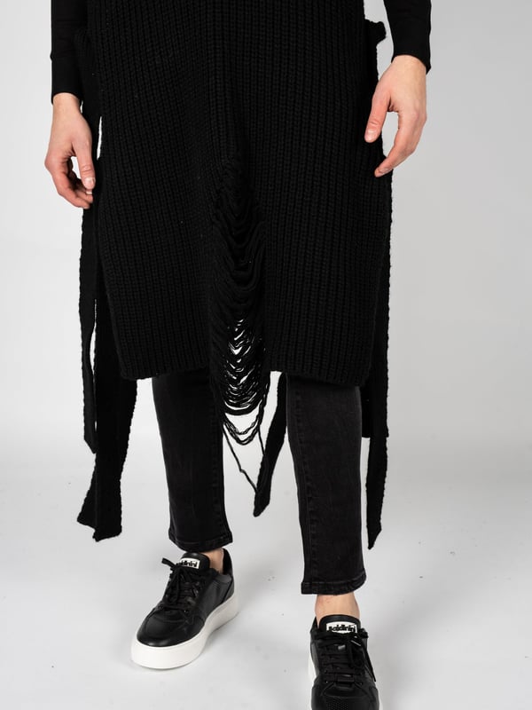 La Haine Inside Us Ponczo Funk de mujer negro Estilo suelto
Con un cuello alto
Atado en los lados
Con botones decorativos en el frente
Bajo deshilachado
Hecho con una tela de alta calidad con un toque de lana
Producido en Italia