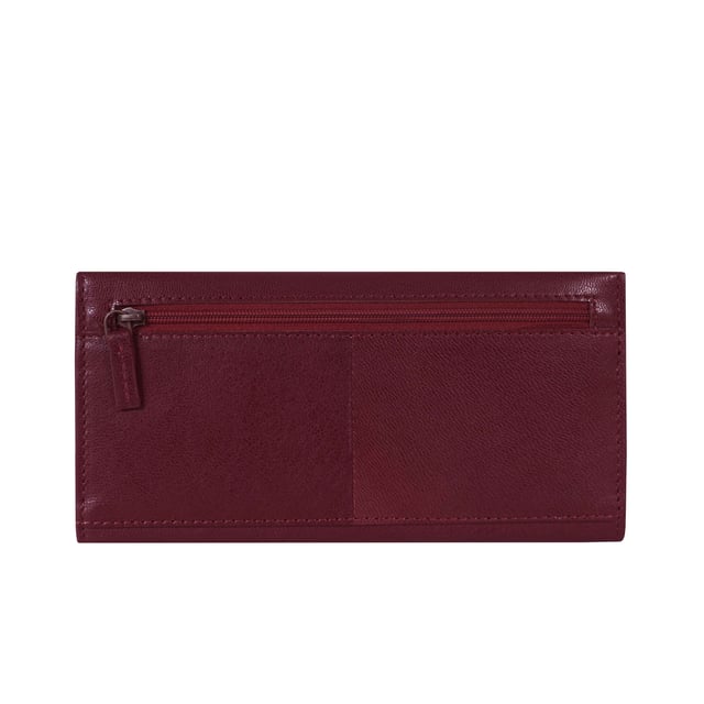 The ‘Claire’ flapover ladies purse is handcrafted with the Assots premium 'Giovani' Italian Polished vegetable tanned leather. Equipped with RFID technology, this practical ladies purse features a magnetic fastening closure with plenty of room to organise your cash, cards and coins. This large leather ladies purse is perfect to compliment your handbag and fits in easily. Stay safe and organised with ‘Claire’ the perfect addition to your collection of purses ideal for all outfits and occasions.
Secured flap over magnetic fastening closure to store your essentials safely and securely. Foldover flap design. Equipped with RFID technology for safety.
Additional back zip pocket to ensure you don’t run out of space. Two note compartments. Eight internal card compartments. Two windowed ID slots. Assots branded lined interiors. Lightweight for easy carry. Fittings Colour: Clean Brass. Composition: Body: 100% Genuine Leather. Lining: 100% Cotton.
DISCLAIMER : All pictures shown are for illustration purpose only. Actual product colour may vary due to different ambience lighting or the screen display settings. Size - W20cm x H10.5cm x D2.5cm.