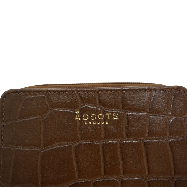 The 'Jolly' compact RFID equipped wallet purse is perfectly handcrafted with premium vintage Croc real leather for that designer look. This timeless design wallet purse easily fits in your bag or pocket featuring multiple card slots, slip pockets and a zip pocket. Organise your belongings with ease with 'Jolly' the perfect medium sized wallet purse.
Riveted closure for safe and secure storage. Zip compartment for you to store your coins and keys. Equipped with RFID technology to keep you safe from modern theft. Three card slots and three slip pockets for you to store your cards and notes. Compact size fitting easily in your bag or pocket. Fittings: Clean Brass. Composition: Body: 100% Genuine Leather. Lining: Polyester.
DISCLAIMER : All pictures shown are for illustration purpose only. Actual product colour may vary due to different ambience lighting or the screen display settings. Size- W11cm x H9.5cm x D2cm.