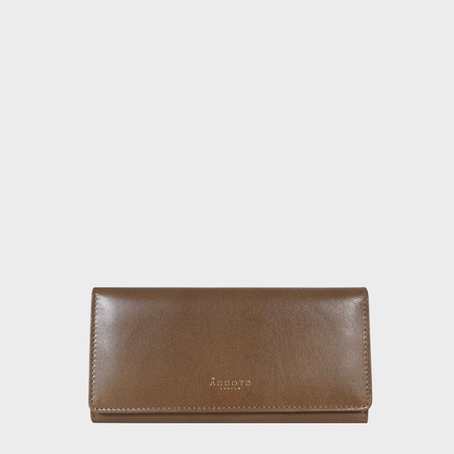 The ‘Claire’ flapover ladies purse is handcrafted with the Assots premium 'Giovani' Italian Polished vegetable tanned leather. Equipped with RFID technology, this practical ladies purse features a magnetic fastening closure with plenty of room to organise your cash, cards and coins. This large leather ladies purse is perfect to compliment your handbag and fits in easily. Stay safe and organised with ‘Claire’ the perfect addition to your collection of purses ideal for all outfits and occasions.
Secured flap over magnetic fastening closure to store your essentials safely and securely. Foldover flap design. Equipped with RFID technology for safety.
Additional back zip pocket to ensure you don’t run out of space. Two note compartments. Eight internal card compartments. Two windowed ID slots.Assots branded lined interiors. Lightweight for easy carry. Fittings Colour: Clean Brass. Composition: Body: 100% Genuine Leather. Lining: 100% Cotton.
DISCLAIMER : All pictures shown are for illustration purpose only. Actual product colour may vary due to different ambience lighting or the screen display settings. Size - W20cm x H10.5cm x D2.5cm.