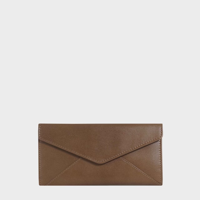 Carry your coins, cards and notes in style courtesy of this Assots London purse - garnished with intricate stitching, slip pockets and signature brand details. The 'Preston' trifold leather purse is beautifully handcrafted from vegetable tanned Italian Polished Finish natural full grain leather.
Magnetic clasp flap closure for extra security. 
Branded Assots mixed cotton lining adds a beautiful finish. Fitted with RFID lining to help protect your card data from unwanted scanning. Eight credit card slots. Two mesh ID slots. Two bank note compartments. Zip pocket at the rear for quick and easy access. Embossed with an inimitable Assots London logo on the flap. Vintage Brown. Black Pebble Grain. Fittings: Antique brass. Composition: Body: 100% Genuine Leather. Lining: Cotton.
DISCLAIMER : All pictures shown are for illustration purpose only. Actual product colour may vary due to different ambience lighting or the screen display settings. Size- W20cm x H10.5cm x D1cm.