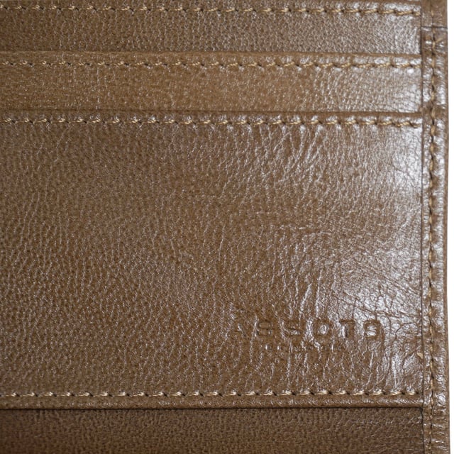 Carry your coins, cards and notes in style courtesy of this Assots London purse - garnished with intricate stitching, slip pockets and signature brand details. The 'Preston' trifold leather purse is beautifully handcrafted from vegetable tanned Italian Polished Finish natural full grain leather.
Magnetic clasp flap closure for extra security. 
Branded Assots mixed cotton lining adds a beautiful finish. Fitted with RFID lining to help protect your card data from unwanted scanning. Eight credit card slots. Two mesh ID slots. Two bank note compartments. Zip pocket at the rear for quick and easy access. Embossed with an inimitable Assots London logo on the flap. Vintage Brown. Black Pebble Grain. Fittings: Antique brass. Composition: Body: 100% Genuine Leather. Lining: Cotton.
DISCLAIMER : All pictures shown are for illustration purpose only. Actual product colour may vary due to different ambience lighting or the screen display settings. Size- W20cm x H10.5cm x D1cm.