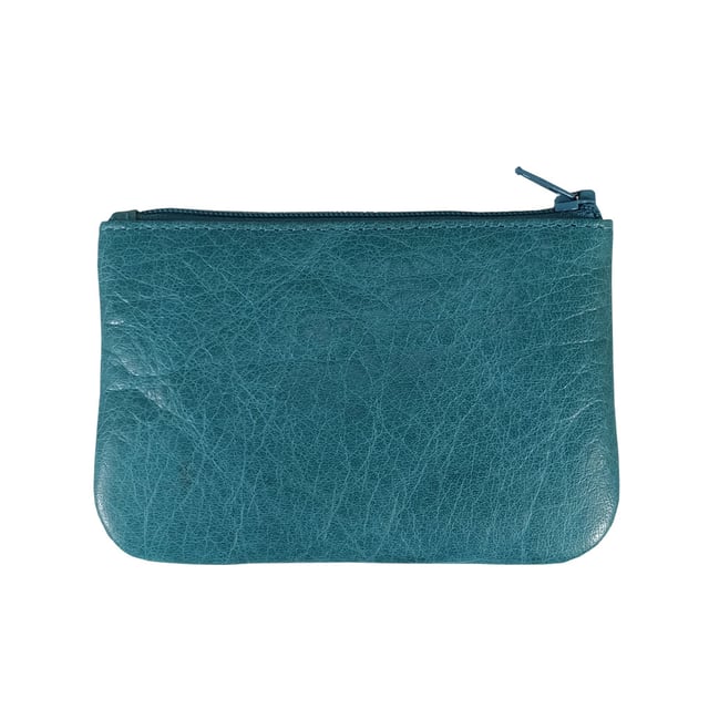 Poppy' Full Grain Leather Zip Top Coin Purse Assots 'Poppy' is a cute mini leather accessory handcrafted to compliment your collection of genuine leather handbags. Its simple and compact design is what makes this leather coin purse super practical and purposeful. Whether you prefer to carry one in lieu of a purse or keep one filled with change tucked inside your handbag, these pretty little things come in assorted colours.
Develops a unique rich patina with use to cherish over the years to come. Secured zip top closure. Embellished with an Assots London golden foil logo in the front. Opens to a fully lined interior in matching colour. Composition: Body: 100% Genuine Leather. Lining: Polyester.
DISCLAIMER : All pictures shown are for illustration purpose only. Actual product colour may vary due to different ambience lighting or the screen display settings. Size- W12cm x H8.5cm x D1cm.