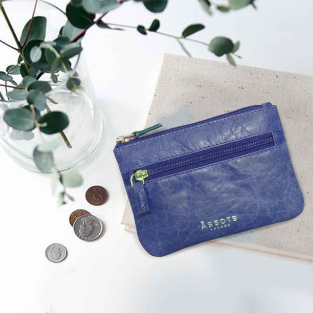 Keep things simple with this small coin purse crafted from super soft and supple natural grain Nappa leather. Featuring a simple compartment that opens along the top, the 'Mary' has a fully lined matching interior that is ideal for the basics. Comes in four more bright colours to spot easily in your bag.
Zip top closure. Zip pocket at the front. Embellished with gold metal zippers and an inimitable Assots London golden foil embossed logo. Fittings: Gold 
Composition: Body: 100% Genuine Leather. Lining: 100% Polyester.
DISCLAIMER : All pictures shown are for illustration purpose only. Actual product colour may vary due to different ambience lighting or the screen display settings. Size- W12.5cm x H9cm.