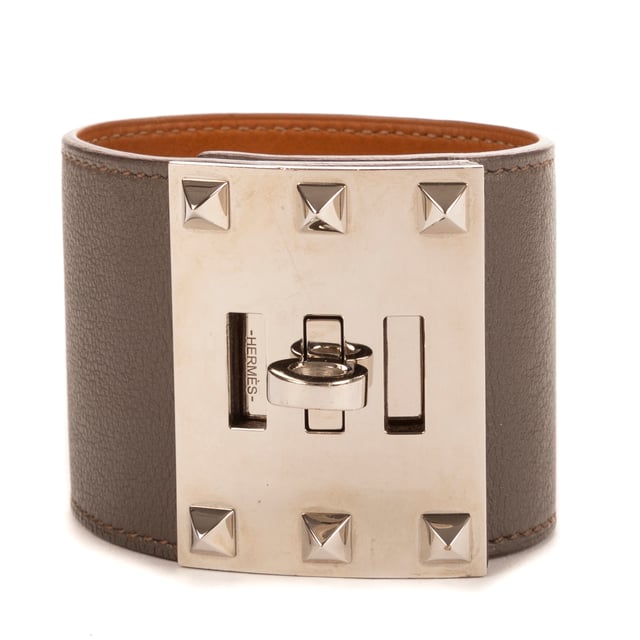Hermès Accesorios Kelly Dog Bracelet  Brazalete en Etain Piel de becerro y Paladio hardware. El producto está en en Perfectas Condiciones (AA).
  Diámetro: 0 cm
    Altura: 5 cm 
  Accesorios incluidos: "Dustbag, Box"
    
  BrandCo Paris encuentra artículos raros y en las mejores condiciones a precios increíbles. ¡Vale la pena tener paciencia! Compra con confianza: todos los artículos de BrandCo Paris son seleccionados y autenticados cuidadosamente por nuestro equipo de expertos.
  Todos los artículos vienen con un certificado de autenticidad y un embalaje entregado por BrandCo Paris.
  Tabla de clasificación de la condición del artículo
  N (como nuevo)
  AA (perfecto estado)
  A (excelente estado)
  AB (muy buen estado)
  B (bueno/regular)