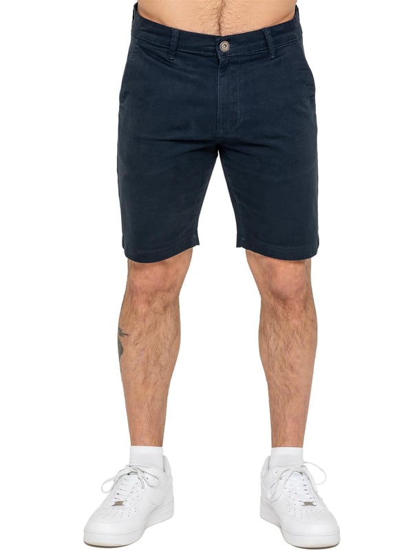 Werten Sie Ihre Sommergarderobe mit den Enzo Herren Chino Shorts auf, die sowohl Stil als auch Komfort bieten. Mit einer slim Passform und aus Stretchmaterial gefertigt, ermöglichen diese Shorts Bewegungsfreiheit und einen eleganten Look. Praktisch und stilvoll zugleich, mit zwei seitlichen Schrägtaschen und zwei paspelierten Gesäßtaschen, die ausreichend Platz für Ihre Essentials bieten. Der Reißverschluss sorgt für einen sicheren und klassischen Abschluss.