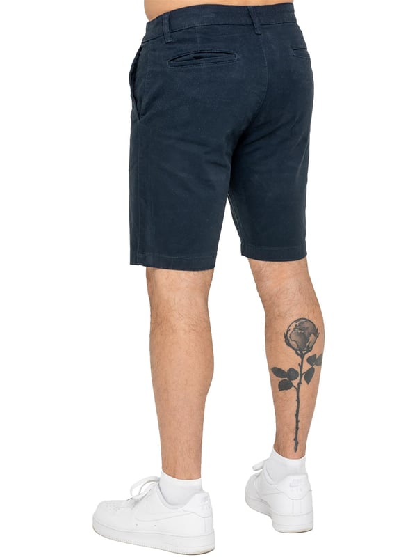 Werten Sie Ihre Sommergarderobe mit den Enzo Herren Chino Shorts auf, die sowohl Stil als auch Komfort bieten. Mit einer slim Passform und aus Stretchmaterial gefertigt, ermöglichen diese Shorts Bewegungsfreiheit und einen eleganten Look. Praktisch und stilvoll zugleich, mit zwei seitlichen Schrägtaschen und zwei paspelierten Gesäßtaschen, die ausreichend Platz für Ihre Essentials bieten. Der Reißverschluss sorgt für einen sicheren und klassischen Abschluss.