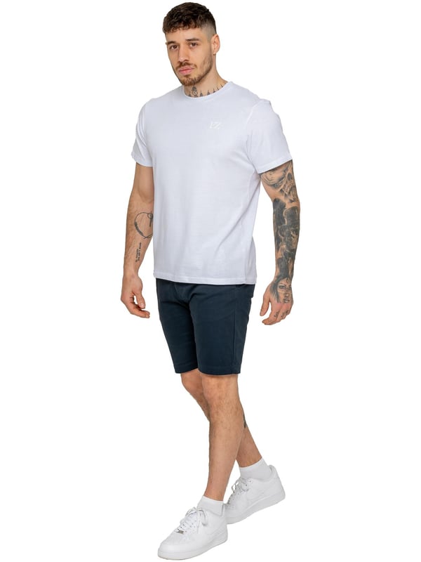 Werten Sie Ihre Sommergarderobe mit den Enzo Herren Chino Shorts auf, die sowohl Stil als auch Komfort bieten. Mit einer slim Passform und aus Stretchmaterial gefertigt, ermöglichen diese Shorts Bewegungsfreiheit und einen eleganten Look. Praktisch und stilvoll zugleich, mit zwei seitlichen Schrägtaschen und zwei paspelierten Gesäßtaschen, die ausreichend Platz für Ihre Essentials bieten. Der Reißverschluss sorgt für einen sicheren und klassischen Abschluss.