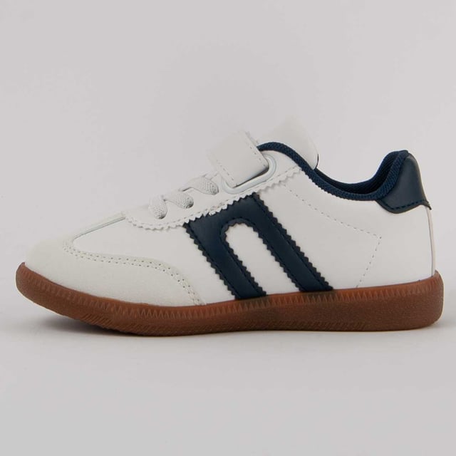 Sneaker casual para niño. Calce cómodo. Fabricado por otras marcas para nuestra marca.