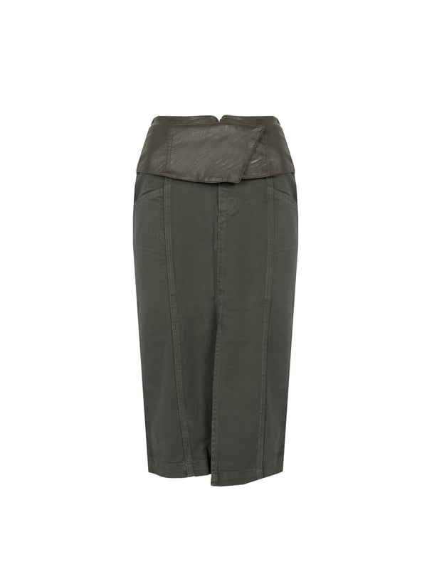 El corte ajustado de esta falda acentúa la silueta, agregando elegancia y confianza, lo que la hace perfecta tanto para ocasiones formales como informales.

La longitud midi asegura versatilidad y comodidad en el uso, permitiendo moverse libremente, al mismo tiempo que añade un toque de chic clásico a cualquier outfit.

Se abrocha con cremallera en la parte delantera, lo que no solo facilita ponérsela, sino que también añade un toque moderno que se integra perfectamente en el diseño general.

Además, el cinturón incluido permite un ajuste personalizado en la cintura, resaltándola y agregando un acabado elegante a cualquier conjunto.

Con dos bolsillos en el frente y la parte trasera, ofrece funcionalidad y practicidad, perfectos para guardar objetos pequeños, como llaves o celular, sin necesidad de llevar un bolso.

El corte decorativo en el frente añade una sutil sensualidad y ligereza, destacando las piernas y otorgando a la falda un carácter único.

Fabricada con tejidos de alta calidad que aseguran durabilidad y comodidad en su uso, a la vez que añaden elegancia y una apariencia de lujo que impresionará a todos.