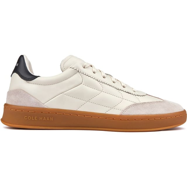 Llama la atención con las Cole Haan Grandpro Breakaway, las zapatillas inspiradas en el fútbol que juegan para ganar en estilo y comodidad. Esta zapatilla de corte tradicional combina cuero rico con una parte superior acolchada y la marca distintiva de Cole Haan. Su entresuela ultra acolchada y su suela de goma completa brindan una pisada suave, mientras que la silueta elegante y cosida destaca por un estilo sofisticado. Ponte los cordones y prepárate para romper con lo común.