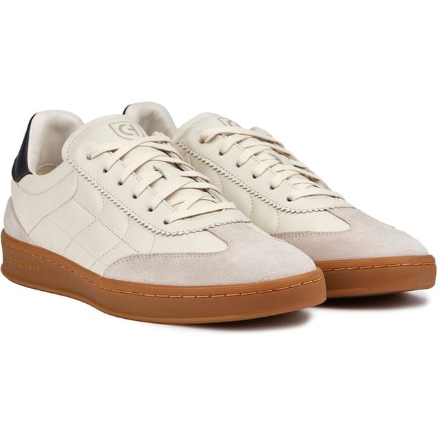 Llama la atención con las Cole Haan Grandpro Breakaway, las zapatillas inspiradas en el fútbol que juegan para ganar en estilo y comodidad. Esta zapatilla de corte tradicional combina cuero rico con una parte superior acolchada y la marca distintiva de Cole Haan. Su entresuela ultra acolchada y su suela de goma completa brindan una pisada suave, mientras que la silueta elegante y cosida destaca por un estilo sofisticado. Ponte los cordones y prepárate para romper con lo común.