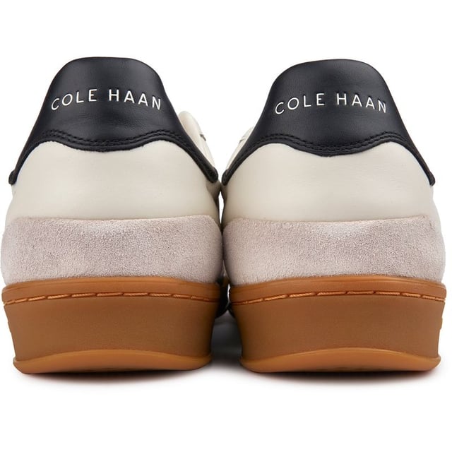 Llama la atención con las Cole Haan Grandpro Breakaway, las zapatillas inspiradas en el fútbol que juegan para ganar en estilo y comodidad. Esta zapatilla de corte tradicional combina cuero rico con una parte superior acolchada y la marca distintiva de Cole Haan. Su entresuela ultra acolchada y su suela de goma completa brindan una pisada suave, mientras que la silueta elegante y cosida destaca por un estilo sofisticado. Ponte los cordones y prepárate para romper con lo común.