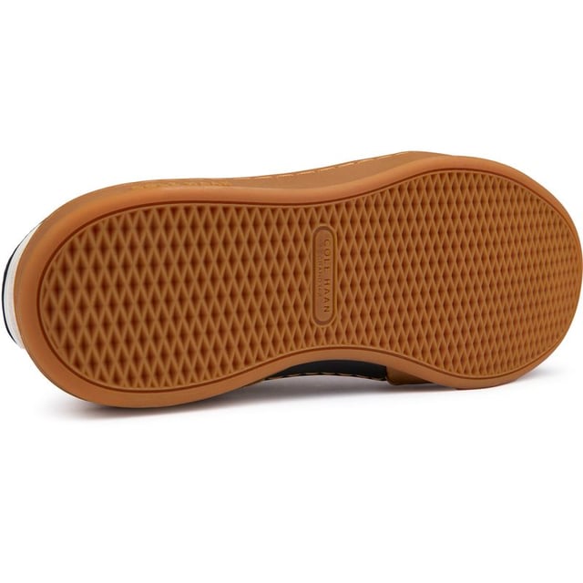 Llama la atención con las Cole Haan Grandpro Breakaway, las zapatillas inspiradas en el fútbol que juegan para ganar en estilo y comodidad. Esta zapatilla de corte tradicional combina cuero rico con una parte superior acolchada y la marca distintiva de Cole Haan. Su entresuela ultra acolchada y su suela de goma completa brindan una pisada suave, mientras que la silueta elegante y cosida destaca por un estilo sofisticado. Ponte los cordones y prepárate para romper con lo común.