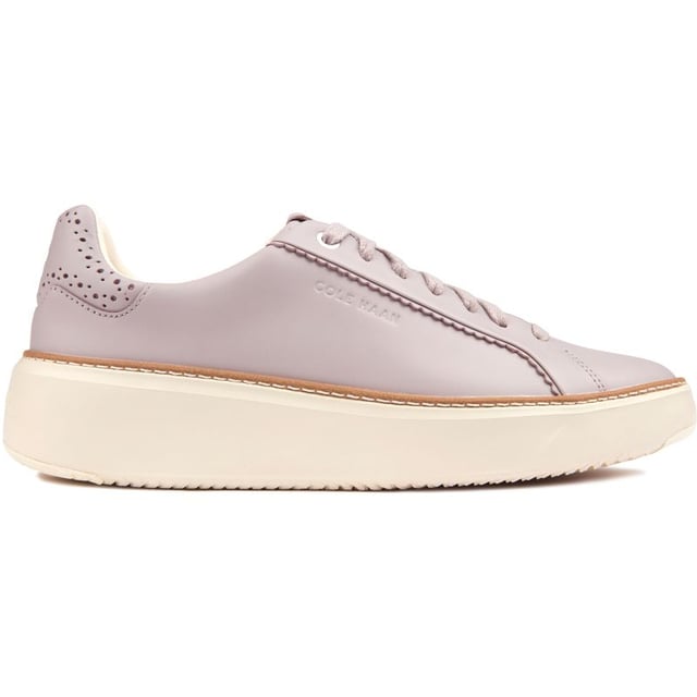 Cole Haan Grandpro Topspin Entrenadores Sumérgete en el lujo y la comodidad con Cole Haan Grandpro Topspin. Estas elegantes zapatillas deportivas combinan comodidad con moda y cuentan con una plantilla lujosa, acolchado en el talón y una entresuela moldeada y liviana para usar durante todo el día. El elegante diseño de cuero cuenta con la marca icónica de Cole Haan y un logotipo en relieve, lo que los convierte en una herramienta imprescindible para quienes se preocupan por la moda. Experimente la combinación perfecta de lujo y funcionalidad con Grandpro Topspin.