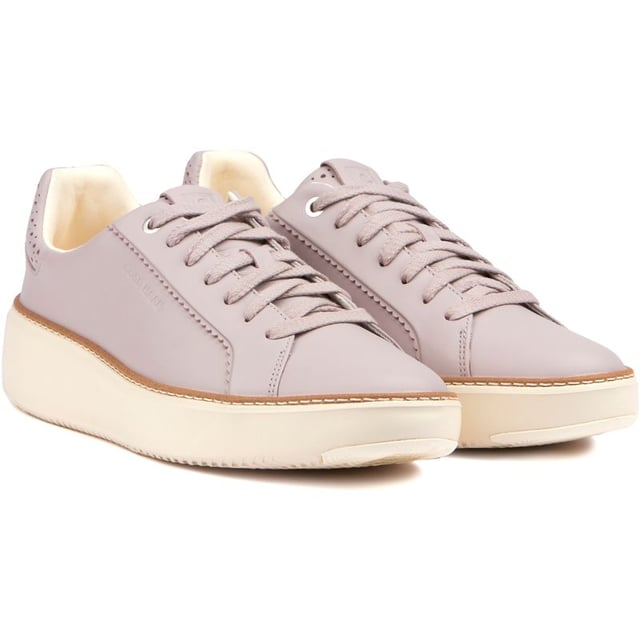 Cole Haan Grandpro Topspin Entrenadores Sumérgete en el lujo y la comodidad con Cole Haan Grandpro Topspin. Estas elegantes zapatillas deportivas combinan comodidad con moda y cuentan con una plantilla lujosa, acolchado en el talón y una entresuela moldeada y liviana para usar durante todo el día. El elegante diseño de cuero cuenta con la marca icónica de Cole Haan y un logotipo en relieve, lo que los convierte en una herramienta imprescindible para quienes se preocupan por la moda. Experimente la combinación perfecta de lujo y funcionalidad con Grandpro Topspin.