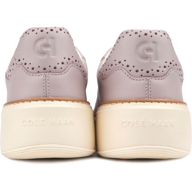 Cole Haan Grandpro Topspin Entrenadores Sumérgete en el lujo y la comodidad con Cole Haan Grandpro Topspin. Estas elegantes zapatillas deportivas combinan comodidad con moda y cuentan con una plantilla lujosa, acolchado en el talón y una entresuela moldeada y liviana para usar durante todo el día. El elegante diseño de cuero cuenta con la marca icónica de Cole Haan y un logotipo en relieve, lo que los convierte en una herramienta imprescindible para quienes se preocupan por la moda. Experimente la combinación perfecta de lujo y funcionalidad con Grandpro Topspin.