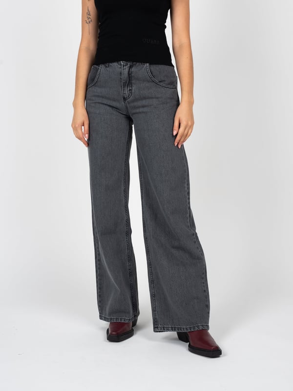 Diese Jeanshosen sind die perfekte Wahl für Menschen, die Stil und Komfort schätzen. Hergestellt aus hochwertigem Denim, sind sie nicht nur langlebig, sondern auch äußerst komfortabel zu tragen, wodurch sie sich sowohl für den Alltag als auch für besondere Anlässe hervorragend eignen.

Breite Beine sind der Hit dieser Saison, die Bewegungsfreiheit und einen modischen Look bieten. Mit ihnen sind diese Hosen ideal für Personen, die klassischen mit modernem Stil verbinden möchten und gleichzeitig Komfort und Tragekomfort schätzen.

Funktionalität ist der Schlüssel zum Erfolg dieser Hosen, daher sind sie mit praktischen Taschen vorne und hinten ausgestattet. Dadurch hast du immer die notwendigen Kleinigkeiten zur Hand und verleihst deinem Look gleichzeitig einen Hauch von lässigem Charme.

Hergestellt in Italien, was die höchste Qualität der Verarbeitung und die Sorgfalt für Details garantiert. Italienisches Handwerk ist ein Synonym für Eleganz und Präzision, wodurch diese Jeanshosen sicherlich die Erwartungen selbst der anspruchsvollsten Kunden erfüllen werden.