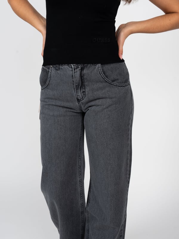 Diese Jeanshosen sind die perfekte Wahl für Menschen, die Stil und Komfort schätzen. Hergestellt aus hochwertigem Denim, sind sie nicht nur langlebig, sondern auch äußerst komfortabel zu tragen, wodurch sie sich sowohl für den Alltag als auch für besondere Anlässe hervorragend eignen.

Breite Beine sind der Hit dieser Saison, die Bewegungsfreiheit und einen modischen Look bieten. Mit ihnen sind diese Hosen ideal für Personen, die klassischen mit modernem Stil verbinden möchten und gleichzeitig Komfort und Tragekomfort schätzen.

Funktionalität ist der Schlüssel zum Erfolg dieser Hosen, daher sind sie mit praktischen Taschen vorne und hinten ausgestattet. Dadurch hast du immer die notwendigen Kleinigkeiten zur Hand und verleihst deinem Look gleichzeitig einen Hauch von lässigem Charme.

Hergestellt in Italien, was die höchste Qualität der Verarbeitung und die Sorgfalt für Details garantiert. Italienisches Handwerk ist ein Synonym für Eleganz und Präzision, wodurch diese Jeanshosen sicherlich die Erwartungen selbst der anspruchsvollsten Kunden erfüllen werden.