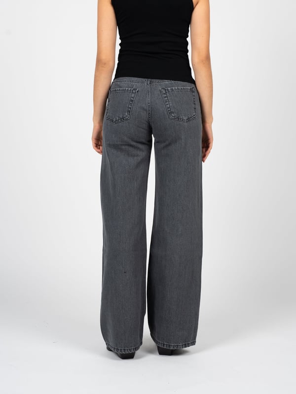 Diese Jeanshosen sind die perfekte Wahl für Menschen, die Stil und Komfort schätzen. Hergestellt aus hochwertigem Denim, sind sie nicht nur langlebig, sondern auch äußerst komfortabel zu tragen, wodurch sie sich sowohl für den Alltag als auch für besondere Anlässe hervorragend eignen.

Breite Beine sind der Hit dieser Saison, die Bewegungsfreiheit und einen modischen Look bieten. Mit ihnen sind diese Hosen ideal für Personen, die klassischen mit modernem Stil verbinden möchten und gleichzeitig Komfort und Tragekomfort schätzen.

Funktionalität ist der Schlüssel zum Erfolg dieser Hosen, daher sind sie mit praktischen Taschen vorne und hinten ausgestattet. Dadurch hast du immer die notwendigen Kleinigkeiten zur Hand und verleihst deinem Look gleichzeitig einen Hauch von lässigem Charme.

Hergestellt in Italien, was die höchste Qualität der Verarbeitung und die Sorgfalt für Details garantiert. Italienisches Handwerk ist ein Synonym für Eleganz und Präzision, wodurch diese Jeanshosen sicherlich die Erwartungen selbst der anspruchsvollsten Kunden erfüllen werden.