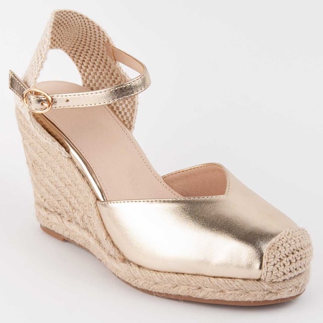 Alpargata de cuña para mujer. Plantilla de piel 100% natural. Calce cómodo. Fabricado por otras marcas para nuestra marca. Medidas aproximadas: 8 cm de cuña y 2 cm de plataforma.