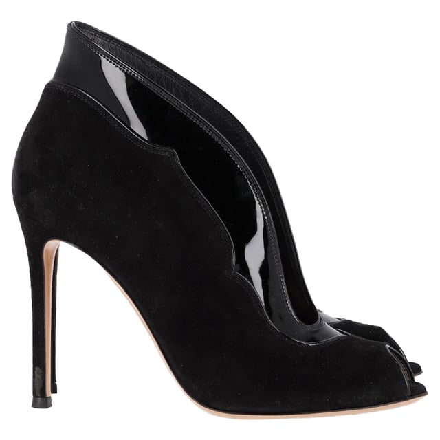 VINTAGE, RRP AS NEW
 The Gianvito Rossi Vamp Peep-Toe Ankle Boots in black suede and leather offer a sophisticated, seductive design with a perfect balance of elegance and edge. These boots feature a sleek silhouette, crafted from smooth black suede with leather detailing, and a daring peep-toe for a hint of allure. The stiletto heel adds a touch of height and sophistication, while the ankle-high design ensures a flattering, elongating effect on the legs. A must-have for the modern woman, these boots bring both versatility and luxury to your footwear collection.

Styling Tip:
Pair these chic ankle boots with a figure-hugging midi dress for an ultra-feminine, elegant look. For a more edgy style, wear them with skinny leather pants and an oversized blazer. The black suede and leather design makes these boots incredibly versatile, complementing both eveningwear and more casual outfits, giving you the perfect combination of style and sophistication for any occasion.

Gianvito Rossi Vamp Peep-Toe Ankle Boots in Black Suede and Leather

Condition: Very good
Signs of wear: Minor markings, Lightly used but very well maintained. Minor mark at soles & creasing, light scuffing at the soles and heels.
Packaging: None
Color: Black
Material:  Suede
Size: IT | 38
Measurements: Heel height: 90; Insole length: 200
SKU: NAPPUGBSH457554W