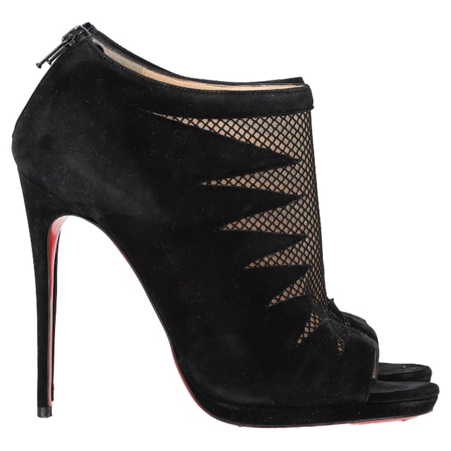 VINTAGE, UVP WIE NEU  
Die Christian Louboutin Peep-Toe Stiefel aus schwarzem Wildleder und Netzstoff sind eine atemberaubende Verschmelzung von Eleganz und Kühnheit. Hergestellt aus luxuriösem schwarzem Wildleder mit einem durchsichtigen Netzpaneel, verfügen diese Stiefel über die charakteristischen rot lackierten Sohlen, die mit Louboutins ikonischem Stil untrennbar verbunden sind. Das gewagte Peep-Toe-Design und der elegante Stiletto-Absatz verleihen einen sinnlichen, aber dennoch raffinierten Touch – perfekt für jede Nacht oder hochkarätige Veranstaltung. Diese Stiefel sind ein echtes Statement-Stück, das Selbstbewusstsein und Anziehungskraft ausstrahlt.

Styling-Tipp:  
Kombinieren Sie diese verführerischen Stiefel mit einem kleinen schwarzen Kleid für einen mühelos schicken und glamourösen Look. Für eine gehobene Street-Style-Atmosphäre tragen Sie sie mit hoch taillierten Lederhosen und einem taillierten Blazer. Die Kombination aus schwarzem Wildleder und Netzstoff verleiht klassischen Abendkleidern eine gewagte, moderne Note, während die rote Sohle einen charakteristischen Hauch von Luxus hinzufügt, was diese Stiefel zum ultimativen Accessoire macht, um jedes Outfit zu vervollständigen.

Christian Louboutin Peep-Toe Stiefel aus schwarzem Wildleder und Netzstoff

Zustand: Sehr gut  
Abnutzungserscheinungen: Geringe Gebrauchsspuren, Leicht benutzt aber sehr gut erhalten. Kleine Markierung an den Sohlen & Knickstellen, leichte Kratzer an Sohlen und Absätzen.  
Verpackung: Keine  
Farbe: Schwarz  
Material: Wildleder  
Größe: EU | 38  
Maße: Absatzhöhe: 110; Innensohlenlänge: 180  
SKU: NAPPUGBSH457555W