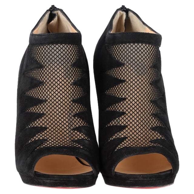 VINTAGE, UVP WIE NEU  
Die Christian Louboutin Peep-Toe Stiefel aus schwarzem Wildleder und Netzstoff sind eine atemberaubende Verschmelzung von Eleganz und Kühnheit. Hergestellt aus luxuriösem schwarzem Wildleder mit einem durchsichtigen Netzpaneel, verfügen diese Stiefel über die charakteristischen rot lackierten Sohlen, die mit Louboutins ikonischem Stil untrennbar verbunden sind. Das gewagte Peep-Toe-Design und der elegante Stiletto-Absatz verleihen einen sinnlichen, aber dennoch raffinierten Touch – perfekt für jede Nacht oder hochkarätige Veranstaltung. Diese Stiefel sind ein echtes Statement-Stück, das Selbstbewusstsein und Anziehungskraft ausstrahlt.

Styling-Tipp:  
Kombinieren Sie diese verführerischen Stiefel mit einem kleinen schwarzen Kleid für einen mühelos schicken und glamourösen Look. Für eine gehobene Street-Style-Atmosphäre tragen Sie sie mit hoch taillierten Lederhosen und einem taillierten Blazer. Die Kombination aus schwarzem Wildleder und Netzstoff verleiht klassischen Abendkleidern eine gewagte, moderne Note, während die rote Sohle einen charakteristischen Hauch von Luxus hinzufügt, was diese Stiefel zum ultimativen Accessoire macht, um jedes Outfit zu vervollständigen.

Christian Louboutin Peep-Toe Stiefel aus schwarzem Wildleder und Netzstoff

Zustand: Sehr gut  
Abnutzungserscheinungen: Geringe Gebrauchsspuren, Leicht benutzt aber sehr gut erhalten. Kleine Markierung an den Sohlen & Knickstellen, leichte Kratzer an Sohlen und Absätzen.  
Verpackung: Keine  
Farbe: Schwarz  
Material: Wildleder  
Größe: EU | 38  
Maße: Absatzhöhe: 110; Innensohlenlänge: 180  
SKU: NAPPUGBSH457555W