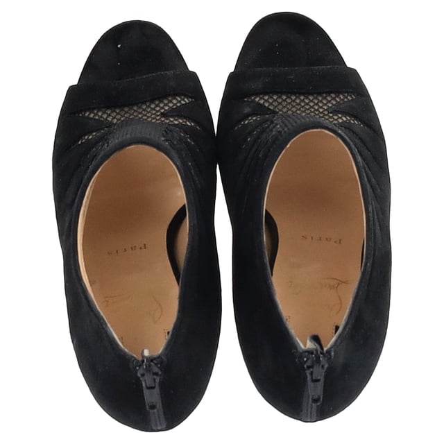 VINTAGE, UVP WIE NEU  
Die Christian Louboutin Peep-Toe Stiefel aus schwarzem Wildleder und Netzstoff sind eine atemberaubende Verschmelzung von Eleganz und Kühnheit. Hergestellt aus luxuriösem schwarzem Wildleder mit einem durchsichtigen Netzpaneel, verfügen diese Stiefel über die charakteristischen rot lackierten Sohlen, die mit Louboutins ikonischem Stil untrennbar verbunden sind. Das gewagte Peep-Toe-Design und der elegante Stiletto-Absatz verleihen einen sinnlichen, aber dennoch raffinierten Touch – perfekt für jede Nacht oder hochkarätige Veranstaltung. Diese Stiefel sind ein echtes Statement-Stück, das Selbstbewusstsein und Anziehungskraft ausstrahlt.

Styling-Tipp:  
Kombinieren Sie diese verführerischen Stiefel mit einem kleinen schwarzen Kleid für einen mühelos schicken und glamourösen Look. Für eine gehobene Street-Style-Atmosphäre tragen Sie sie mit hoch taillierten Lederhosen und einem taillierten Blazer. Die Kombination aus schwarzem Wildleder und Netzstoff verleiht klassischen Abendkleidern eine gewagte, moderne Note, während die rote Sohle einen charakteristischen Hauch von Luxus hinzufügt, was diese Stiefel zum ultimativen Accessoire macht, um jedes Outfit zu vervollständigen.

Christian Louboutin Peep-Toe Stiefel aus schwarzem Wildleder und Netzstoff

Zustand: Sehr gut  
Abnutzungserscheinungen: Geringe Gebrauchsspuren, Leicht benutzt aber sehr gut erhalten. Kleine Markierung an den Sohlen & Knickstellen, leichte Kratzer an Sohlen und Absätzen.  
Verpackung: Keine  
Farbe: Schwarz  
Material: Wildleder  
Größe: EU | 38  
Maße: Absatzhöhe: 110; Innensohlenlänge: 180  
SKU: NAPPUGBSH457555W