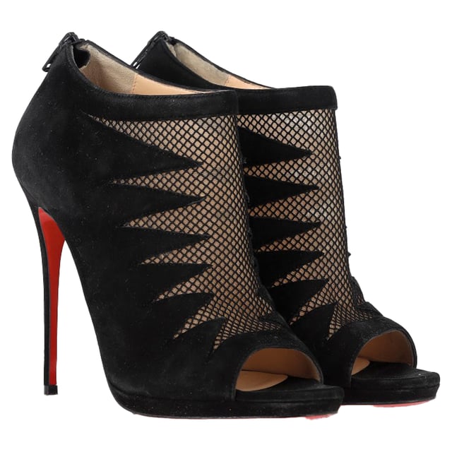 VINTAGE, UVP WIE NEU  
Die Christian Louboutin Peep-Toe Stiefel aus schwarzem Wildleder und Netzstoff sind eine atemberaubende Verschmelzung von Eleganz und Kühnheit. Hergestellt aus luxuriösem schwarzem Wildleder mit einem durchsichtigen Netzpaneel, verfügen diese Stiefel über die charakteristischen rot lackierten Sohlen, die mit Louboutins ikonischem Stil untrennbar verbunden sind. Das gewagte Peep-Toe-Design und der elegante Stiletto-Absatz verleihen einen sinnlichen, aber dennoch raffinierten Touch – perfekt für jede Nacht oder hochkarätige Veranstaltung. Diese Stiefel sind ein echtes Statement-Stück, das Selbstbewusstsein und Anziehungskraft ausstrahlt.

Styling-Tipp:  
Kombinieren Sie diese verführerischen Stiefel mit einem kleinen schwarzen Kleid für einen mühelos schicken und glamourösen Look. Für eine gehobene Street-Style-Atmosphäre tragen Sie sie mit hoch taillierten Lederhosen und einem taillierten Blazer. Die Kombination aus schwarzem Wildleder und Netzstoff verleiht klassischen Abendkleidern eine gewagte, moderne Note, während die rote Sohle einen charakteristischen Hauch von Luxus hinzufügt, was diese Stiefel zum ultimativen Accessoire macht, um jedes Outfit zu vervollständigen.

Christian Louboutin Peep-Toe Stiefel aus schwarzem Wildleder und Netzstoff

Zustand: Sehr gut  
Abnutzungserscheinungen: Geringe Gebrauchsspuren, Leicht benutzt aber sehr gut erhalten. Kleine Markierung an den Sohlen & Knickstellen, leichte Kratzer an Sohlen und Absätzen.  
Verpackung: Keine  
Farbe: Schwarz  
Material: Wildleder  
Größe: EU | 38  
Maße: Absatzhöhe: 110; Innensohlenlänge: 180  
SKU: NAPPUGBSH457555W