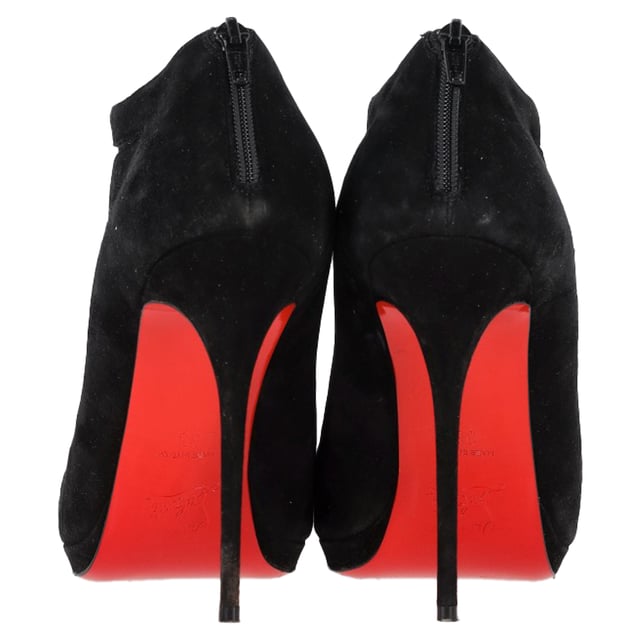 VINTAGE, UVP WIE NEU  
Die Christian Louboutin Peep-Toe Stiefel aus schwarzem Wildleder und Netzstoff sind eine atemberaubende Verschmelzung von Eleganz und Kühnheit. Hergestellt aus luxuriösem schwarzem Wildleder mit einem durchsichtigen Netzpaneel, verfügen diese Stiefel über die charakteristischen rot lackierten Sohlen, die mit Louboutins ikonischem Stil untrennbar verbunden sind. Das gewagte Peep-Toe-Design und der elegante Stiletto-Absatz verleihen einen sinnlichen, aber dennoch raffinierten Touch – perfekt für jede Nacht oder hochkarätige Veranstaltung. Diese Stiefel sind ein echtes Statement-Stück, das Selbstbewusstsein und Anziehungskraft ausstrahlt.

Styling-Tipp:  
Kombinieren Sie diese verführerischen Stiefel mit einem kleinen schwarzen Kleid für einen mühelos schicken und glamourösen Look. Für eine gehobene Street-Style-Atmosphäre tragen Sie sie mit hoch taillierten Lederhosen und einem taillierten Blazer. Die Kombination aus schwarzem Wildleder und Netzstoff verleiht klassischen Abendkleidern eine gewagte, moderne Note, während die rote Sohle einen charakteristischen Hauch von Luxus hinzufügt, was diese Stiefel zum ultimativen Accessoire macht, um jedes Outfit zu vervollständigen.

Christian Louboutin Peep-Toe Stiefel aus schwarzem Wildleder und Netzstoff

Zustand: Sehr gut  
Abnutzungserscheinungen: Geringe Gebrauchsspuren, Leicht benutzt aber sehr gut erhalten. Kleine Markierung an den Sohlen & Knickstellen, leichte Kratzer an Sohlen und Absätzen.  
Verpackung: Keine  
Farbe: Schwarz  
Material: Wildleder  
Größe: EU | 38  
Maße: Absatzhöhe: 110; Innensohlenlänge: 180  
SKU: NAPPUGBSH457555W