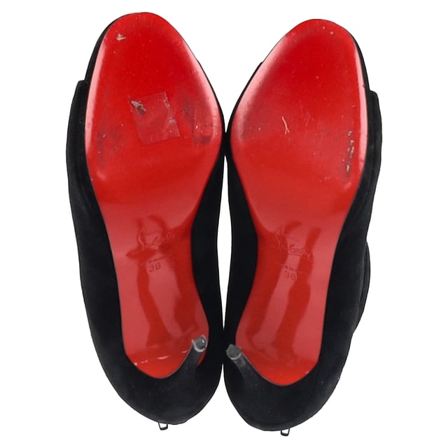 VINTAGE, UVP WIE NEU  
Die Christian Louboutin Peep-Toe Stiefel aus schwarzem Wildleder und Netzstoff sind eine atemberaubende Verschmelzung von Eleganz und Kühnheit. Hergestellt aus luxuriösem schwarzem Wildleder mit einem durchsichtigen Netzpaneel, verfügen diese Stiefel über die charakteristischen rot lackierten Sohlen, die mit Louboutins ikonischem Stil untrennbar verbunden sind. Das gewagte Peep-Toe-Design und der elegante Stiletto-Absatz verleihen einen sinnlichen, aber dennoch raffinierten Touch – perfekt für jede Nacht oder hochkarätige Veranstaltung. Diese Stiefel sind ein echtes Statement-Stück, das Selbstbewusstsein und Anziehungskraft ausstrahlt.

Styling-Tipp:  
Kombinieren Sie diese verführerischen Stiefel mit einem kleinen schwarzen Kleid für einen mühelos schicken und glamourösen Look. Für eine gehobene Street-Style-Atmosphäre tragen Sie sie mit hoch taillierten Lederhosen und einem taillierten Blazer. Die Kombination aus schwarzem Wildleder und Netzstoff verleiht klassischen Abendkleidern eine gewagte, moderne Note, während die rote Sohle einen charakteristischen Hauch von Luxus hinzufügt, was diese Stiefel zum ultimativen Accessoire macht, um jedes Outfit zu vervollständigen.

Christian Louboutin Peep-Toe Stiefel aus schwarzem Wildleder und Netzstoff

Zustand: Sehr gut  
Abnutzungserscheinungen: Geringe Gebrauchsspuren, Leicht benutzt aber sehr gut erhalten. Kleine Markierung an den Sohlen & Knickstellen, leichte Kratzer an Sohlen und Absätzen.  
Verpackung: Keine  
Farbe: Schwarz  
Material: Wildleder  
Größe: EU | 38  
Maße: Absatzhöhe: 110; Innensohlenlänge: 180  
SKU: NAPPUGBSH457555W