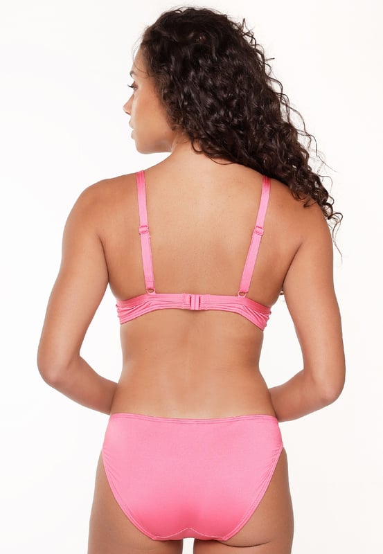 Beter veilig dan sorry! Deze bikini is voorgevormd, heeft verstelbare schouderbanden en is voorzien van beugels. Dit maakt deze bikini ook zeer geschikt voor grotere maten.