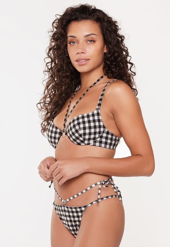 Jij bent je enige beperking! Dit straalt zelfvertrouwen uit! De zwart-witte print geeft deze lijn een geweldige uitstraling! Deze bikini is voorgevormd, heeft verstelbare schouderbanden en is voorzien van beugels. Dit maakt deze bikini ook zeer geschikt voor grotere maten.
