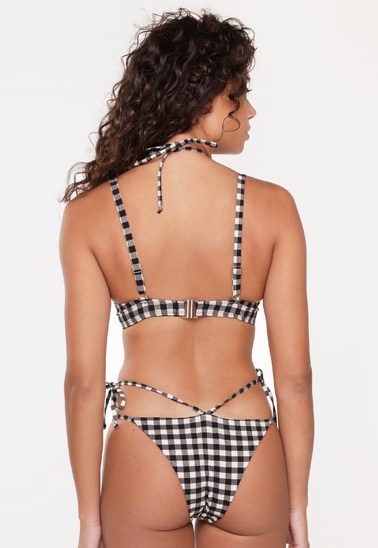 Jij bent je enige beperking! Dit straalt zelfvertrouwen uit! De zwart-witte print geeft deze lijn een geweldige uitstraling! Deze bikini is voorgevormd, heeft verstelbare schouderbanden en is voorzien van beugels. Dit maakt deze bikini ook zeer geschikt voor grotere maten.