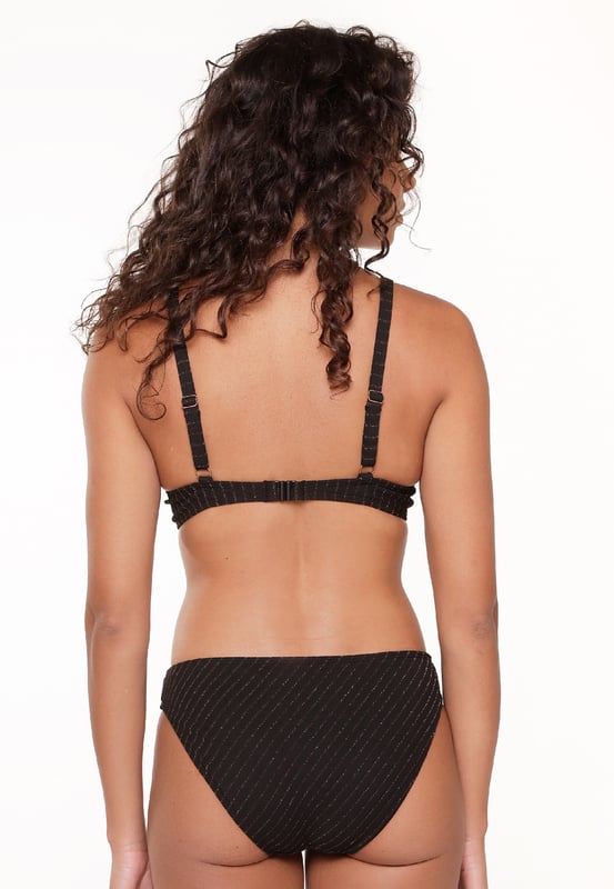 Straal als een zwarte diamant! De zwarte kleur met de glinsterende lurex-details geeft een luxe uitstraling. De bikini is voorgevormd, heeft verstelbare schouderbandjes en is voorzien van beugels. Dit maakt deze bikini ook zeer geschikt voor grotere maten.