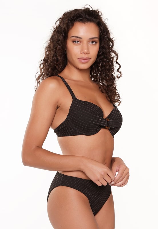 Straal als een zwarte diamant! De zwarte kleur met de glinsterende lurex-details geeft een luxe uitstraling. De bikini is voorgevormd, heeft verstelbare schouderbandjes en is voorzien van beugels. Dit maakt deze bikini ook zeer geschikt voor grotere maten.