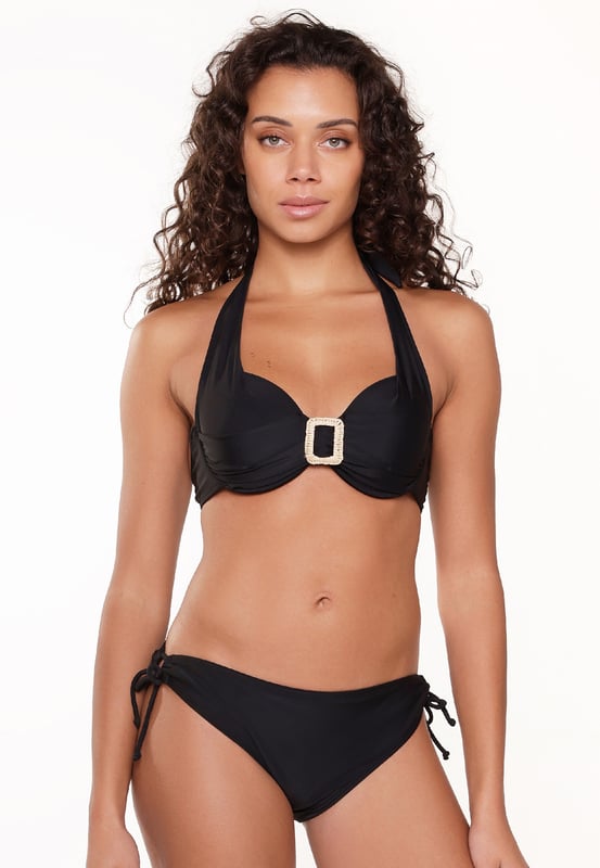 Juist zoals je het gedroomd hebt! Durf met klasse is hoe we deze collectie zouden beschrijven. De collectie bestaat uit een bikiniset die in 2 kleuren beschikbaar is! De bikiniset bestaat uit een haltertop en een broekje! Het accessoire aan de top maakt deze bikini een echte blikvanger. Ben jij iemand die graag opvalt? Kies dan voor de rode kleur! Wil je liever iets minder opvallen? Geen zorgen, deze coole set is ook verkrijgbaar in het zwart! De bandjes kunnen als halter of recht gedragen worden.