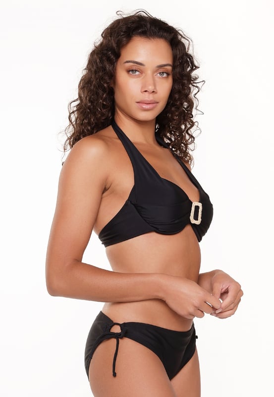 Juist zoals je het gedroomd hebt! Durf met klasse is hoe we deze collectie zouden beschrijven. De collectie bestaat uit een bikiniset die in 2 kleuren beschikbaar is! De bikiniset bestaat uit een haltertop en een broekje! Het accessoire aan de top maakt deze bikini een echte blikvanger. Ben jij iemand die graag opvalt? Kies dan voor de rode kleur! Wil je liever iets minder opvallen? Geen zorgen, deze coole set is ook verkrijgbaar in het zwart! De bandjes kunnen als halter of recht gedragen worden.