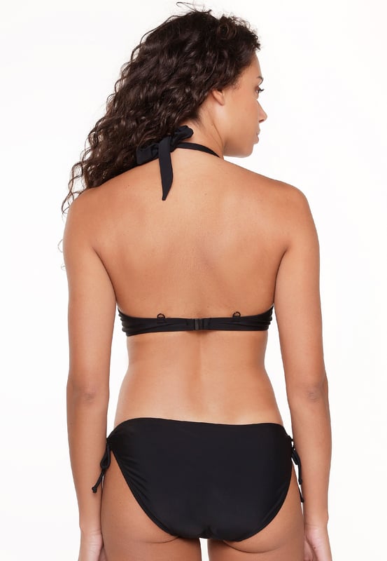 Juist zoals je het gedroomd hebt! Durf met klasse is hoe we deze collectie zouden beschrijven. De collectie bestaat uit een bikiniset die in 2 kleuren beschikbaar is! De bikiniset bestaat uit een haltertop en een broekje! Het accessoire aan de top maakt deze bikini een echte blikvanger. Ben jij iemand die graag opvalt? Kies dan voor de rode kleur! Wil je liever iets minder opvallen? Geen zorgen, deze coole set is ook verkrijgbaar in het zwart! De bandjes kunnen als halter of recht gedragen worden.