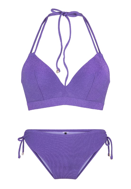 De kleur van wijsheid en gevoeligheid! Deze collectie toont de kracht van een paarse kleur! Het is een unieke bikini met een driehoekig gep padded bovenstuk en een zijstrik onderkant. De glans in de stof maakt deze collectie sexy en stijlvol tegelijk!