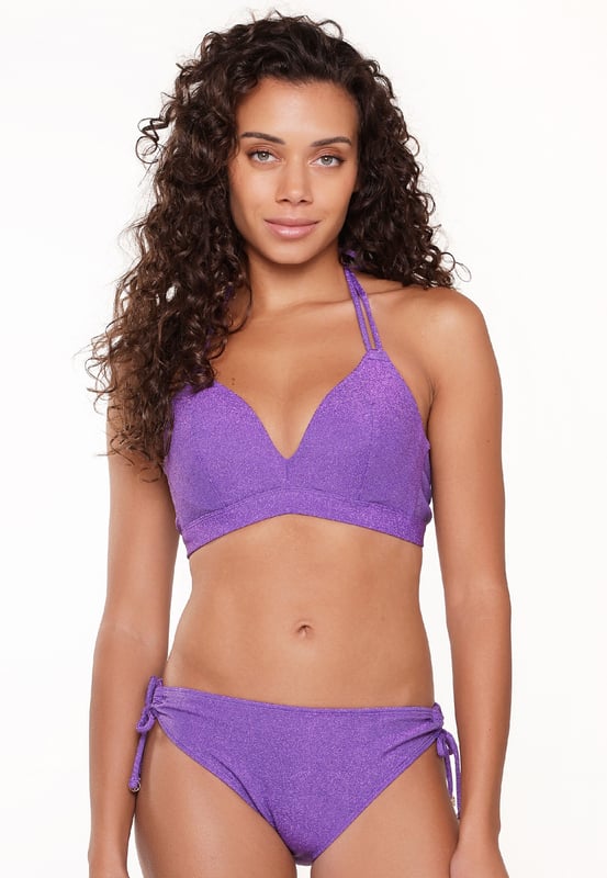 De kleur van wijsheid en gevoeligheid! Deze collectie toont de kracht van een paarse kleur! Het is een unieke bikini met een driehoekig gep padded bovenstuk en een zijstrik onderkant. De glans in de stof maakt deze collectie sexy en stijlvol tegelijk!