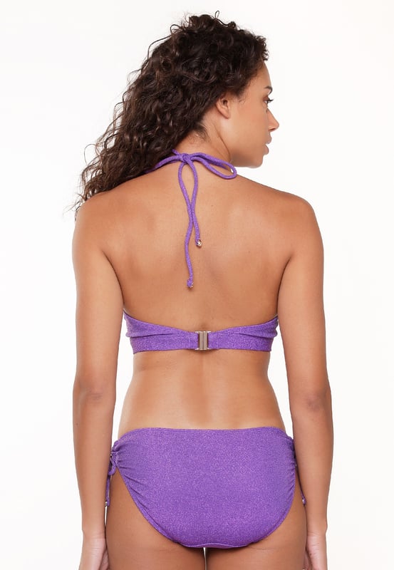 De kleur van wijsheid en gevoeligheid! Deze collectie toont de kracht van een paarse kleur! Het is een unieke bikini met een driehoekig gep padded bovenstuk en een zijstrik onderkant. De glans in de stof maakt deze collectie sexy en stijlvol tegelijk!
