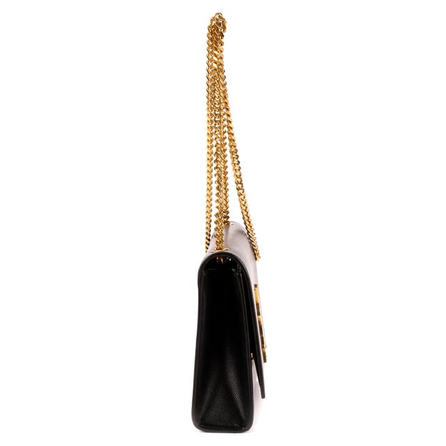 Yves Saint Laurent Bolsas Tassel Kate  Bolso bandolera en Negro Piel de becerro y Oro hardware. El producto está en en Perfectas Condiciones (AA).
  Dimensiones: 24x15x6 cm 
  Accesorios incluidos: None
    
  BrandCo Paris encuentra artículos raros y en las mejores condiciones a precios increíbles. ¡Vale la pena tener paciencia! Compra con confianza: todos los artículos de BrandCo Paris son seleccionados y autenticados cuidadosamente por nuestro equipo de expertos.
  Todos los artículos vienen con un certificado de autenticidad y un embalaje entregado por BrandCo Paris.
  Tabla de clasificación de la condición del artículo
  N (como nuevo)
  AA (perfecto estado)
  A (excelente estado)
  AB (muy buen estado)
  B (bueno/regular)