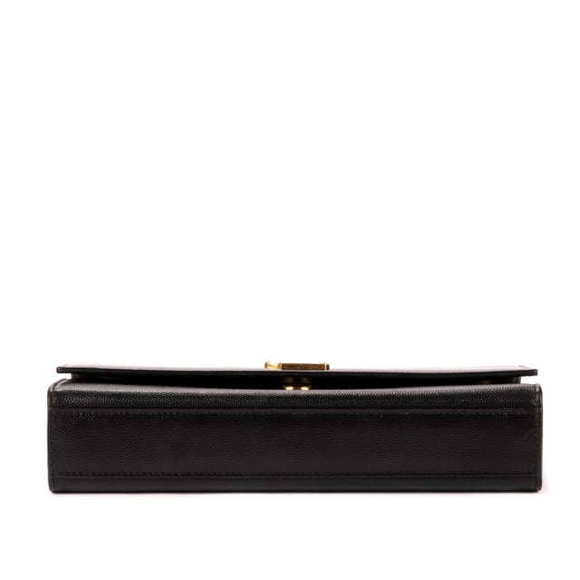 Yves Saint Laurent Bolsas Tassel Kate  Bolso bandolera en Negro Piel de becerro y Oro hardware. El producto está en en Perfectas Condiciones (AA).
  Dimensiones: 24x15x6 cm 
  Accesorios incluidos: None
    
  BrandCo Paris encuentra artículos raros y en las mejores condiciones a precios increíbles. ¡Vale la pena tener paciencia! Compra con confianza: todos los artículos de BrandCo Paris son seleccionados y autenticados cuidadosamente por nuestro equipo de expertos.
  Todos los artículos vienen con un certificado de autenticidad y un embalaje entregado por BrandCo Paris.
  Tabla de clasificación de la condición del artículo
  N (como nuevo)
  AA (perfecto estado)
  A (excelente estado)
  AB (muy buen estado)
  B (bueno/regular)