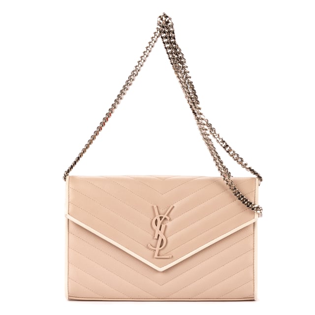 Yves Saint Laurent Bolsas Cassandre Enveloppe Chain Wallet  Bolso bandolera en Topo/Blanco Piel de becerro y Plata hardware. El producto está en en Perfectas Condiciones (AA).
  Dimensiones: 22x14x4 cm 
  Accesorios incluidos: None
    
  BrandCo Paris encuentra artículos raros y en las mejores condiciones a precios increíbles. ¡Vale la pena tener paciencia! Compra con confianza: todos los artículos de BrandCo Paris son seleccionados y autenticados cuidadosamente por nuestro equipo de expertos.
  Todos los artículos vienen con un certificado de autenticidad y un embalaje entregado por BrandCo Paris.
  Tabla de clasificación de la condición del artículo
  N (como nuevo)
  AA (perfecto estado)
  A (excelente estado)
  AB (muy buen estado)
  B (bueno/regular)