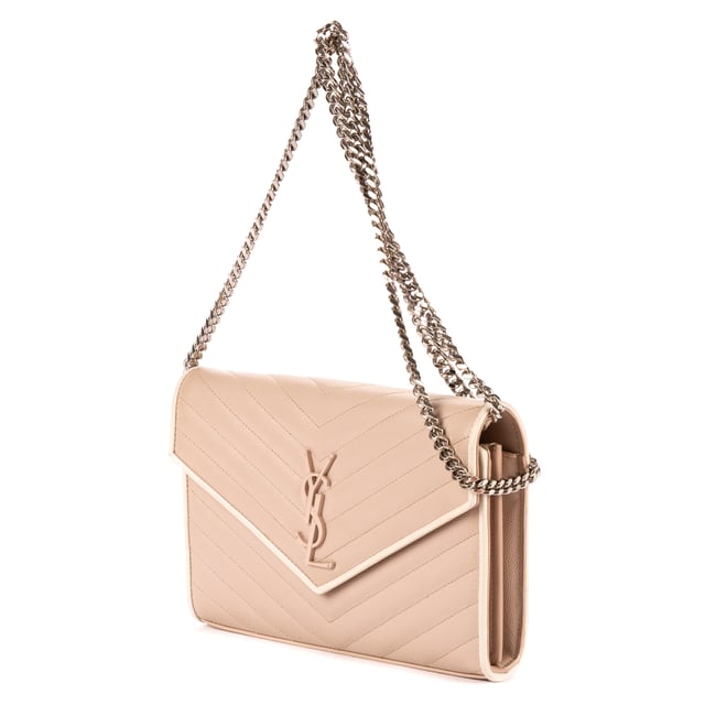 Yves Saint Laurent Bolsas Cassandre Enveloppe Chain Wallet  Bolso bandolera en Topo/Blanco Piel de becerro y Plata hardware. El producto está en en Perfectas Condiciones (AA).
  Dimensiones: 22x14x4 cm 
  Accesorios incluidos: None
    
  BrandCo Paris encuentra artículos raros y en las mejores condiciones a precios increíbles. ¡Vale la pena tener paciencia! Compra con confianza: todos los artículos de BrandCo Paris son seleccionados y autenticados cuidadosamente por nuestro equipo de expertos.
  Todos los artículos vienen con un certificado de autenticidad y un embalaje entregado por BrandCo Paris.
  Tabla de clasificación de la condición del artículo
  N (como nuevo)
  AA (perfecto estado)
  A (excelente estado)
  AB (muy buen estado)
  B (bueno/regular)
